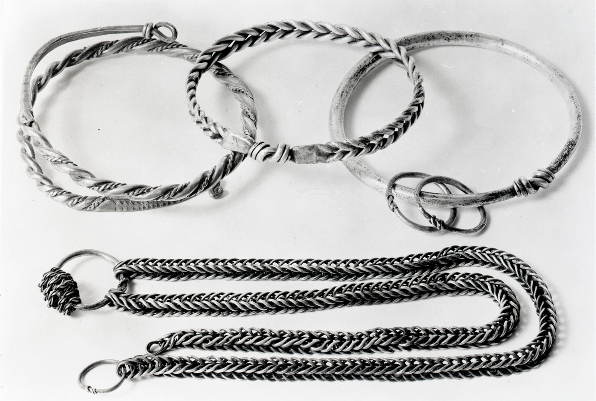Silverskatt, fyra föremål: kedja, halsring och armringar.