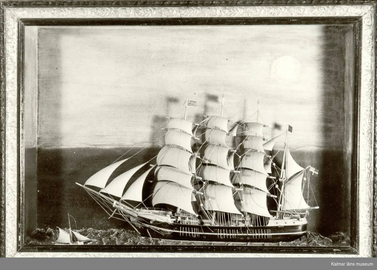 Jerj av Figeholm. Fyrmastad bark. Halvmodell i låda under glas, 1890-talet.