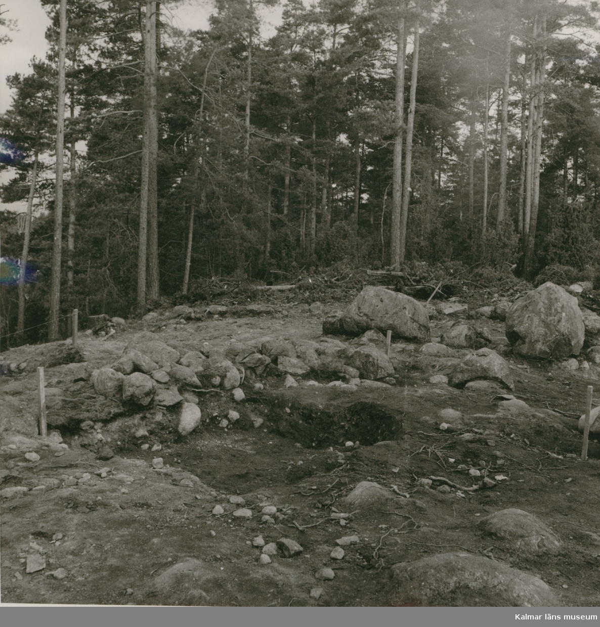 Röse, undersökt 1956 av Ekelund och KG. Petersson.

Bottnen under rösets mittparti.

Foto ATA.