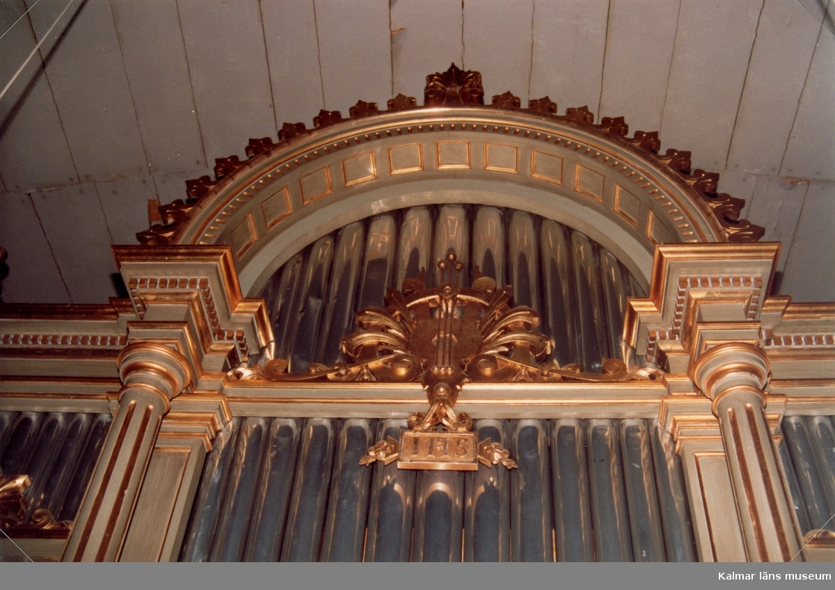 Detalj av Mortorps kyrkas orgel med kristusmonogram.