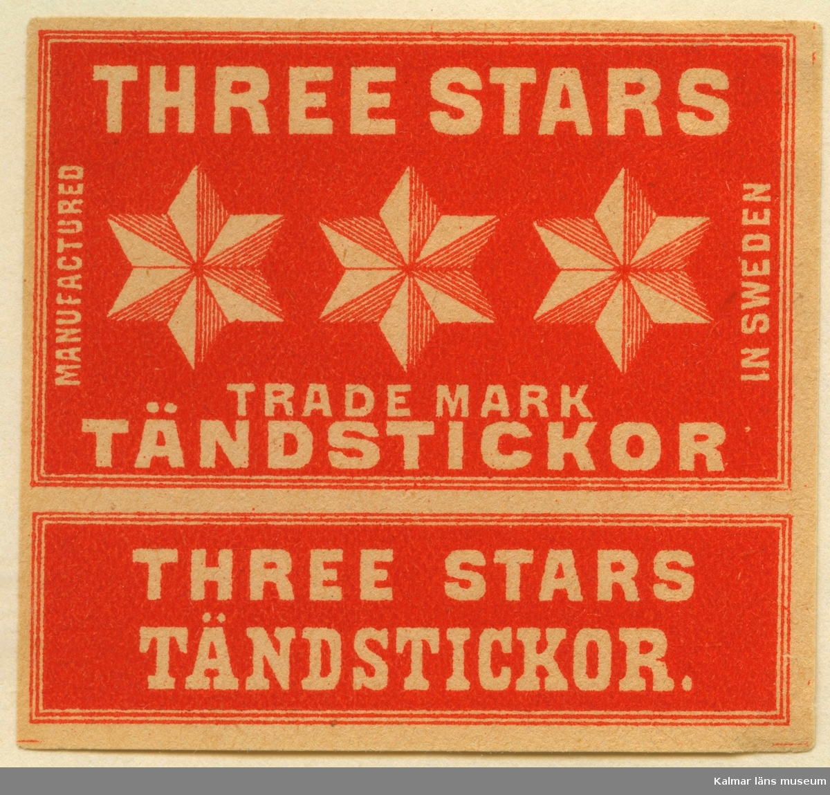 Tändsticksetikett från Mönsterås Tändsticksfabrik, "Three Stars Trade Mark Tändstickor"


Mönsterås har haft två tändsticksfabriker. Den första var Rosendahlsfabriken som anlades 1869 av apotekare Götvid Frykman (1811-1876). Frykman bodde i Kalmar och innehade apoteket i Borgholm 1842-1864. Fabriken lades ner 1887 men 1892 anlades en ny fabrik av Ernst Kreuger och hans bror Fredrik i London under firma E & F Kreuger i Kalmar. Detta skulle bli inledningen till Kreugerepoken inom den svenska tändsticksindustrin..

Under 1800-talet  tillverkades vid fabrikerna i huvudsak svaveltändstickor för export. Genom att också fosfor ingick i tändsatsen var de lättantändliga och orsakade ofta små bränder inom fabriken. Stickornas isättning i ramar gjordes för hand och var hälsovådlig för arbetarna, varför de måste passera vakten till tvättrummet som såg till att alla tvättade händerna före måltid och vid arbetets slut. Fosforångorna var också mycket skadliga särkilt för personer med dåliga tänder.
Frykman som ägde Rosendahlsfabriken, sålde den till A M Lindqvist från Mönsterås. Lindqvist utökade rörelsen avsevärt, men tillverkningen omfattade bara fosfortändstickor. Mönsterås Tidning skriver i en artikel 1882 att fabriken hade 120 anställda och att priserna låg under Jönköpings. Efter konkursen 1887 lades fabriken ner.

(Uppgifterna hämtade från http://thoresmatches.se/tandsticksfabriker/monsteras_tandsticksfabriker.htm)