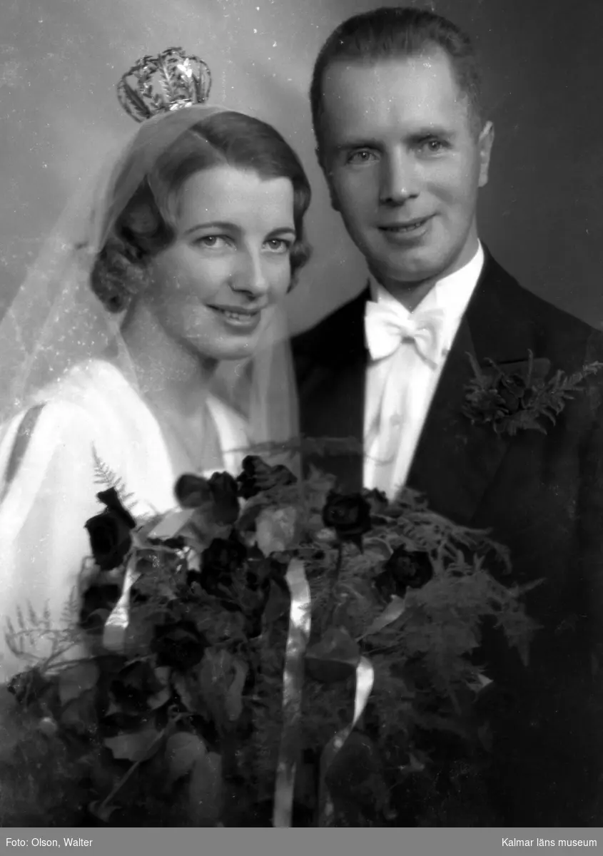 Bröllopsbild på en kvinna med brudkrona och blombukett. Enligt Walter Olsons journal är bilden beställd av Sture Nystrand.