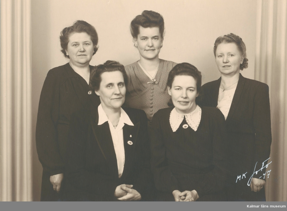 Kvinnogillets styrelse i Nybro, 1947.
Carla Solfors (främst, till vänster), ordförande i kvinnogillet.
