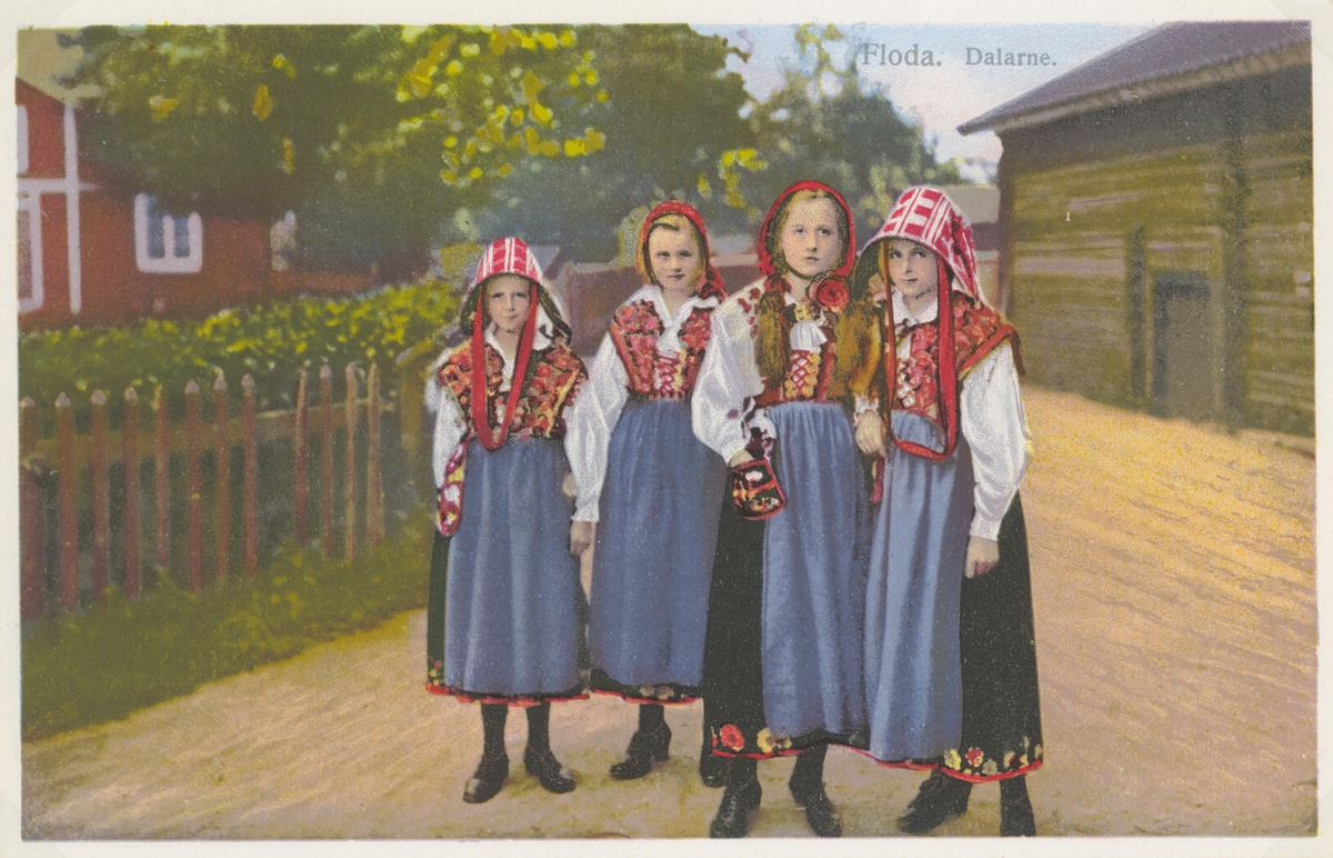 Kvinnor i folkdräkter från Floda, Dalarna.