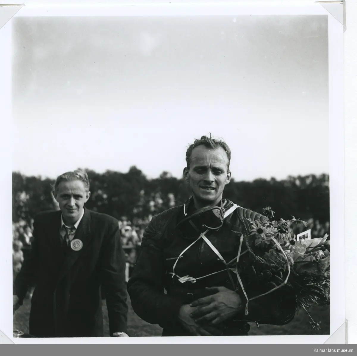 T.h: Helge Brinkeback, Svensk mästare. T.v:Eklund (jobbade hos Rydbergs Motor).


Foto 1948-09-12