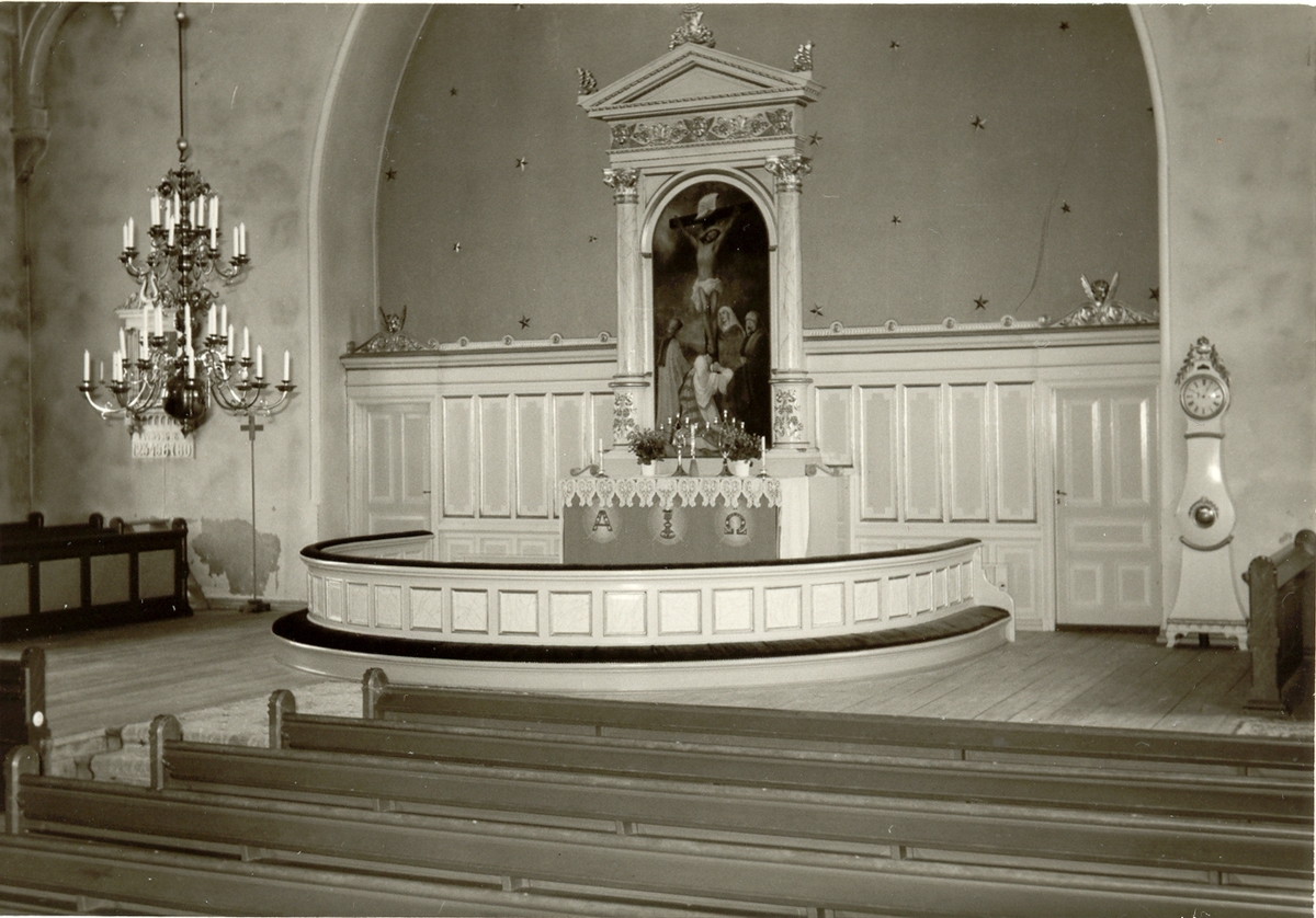 Altaret i Hannäs kyrka, med altartavlan som är målad av prosten Gustaf Lundqvist från S:t Anna.