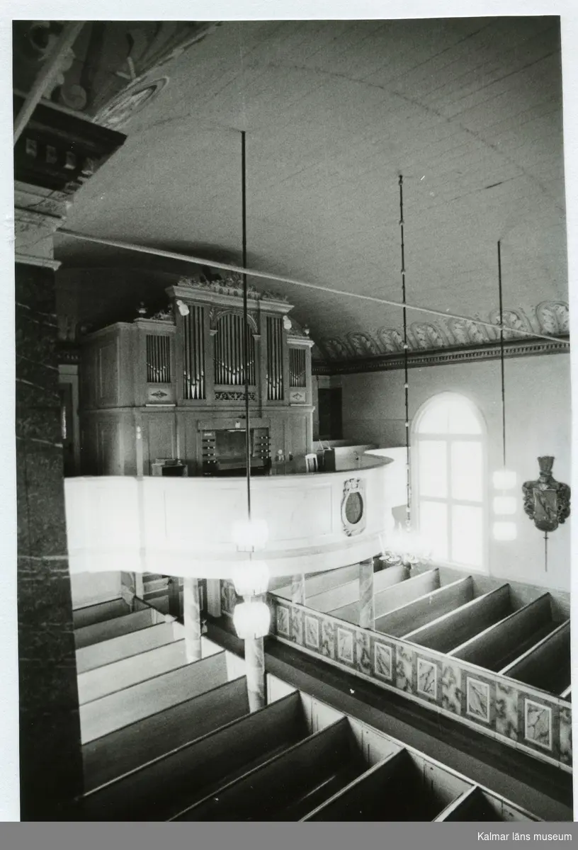 Orgeln i Hälleberga kyrka innan branden 1976.