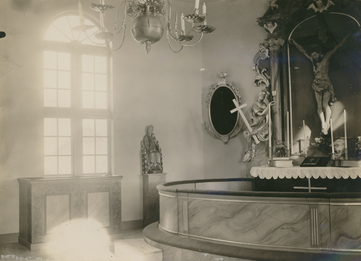 Altaret i Tveta kyrka efter restaureringen 1933.