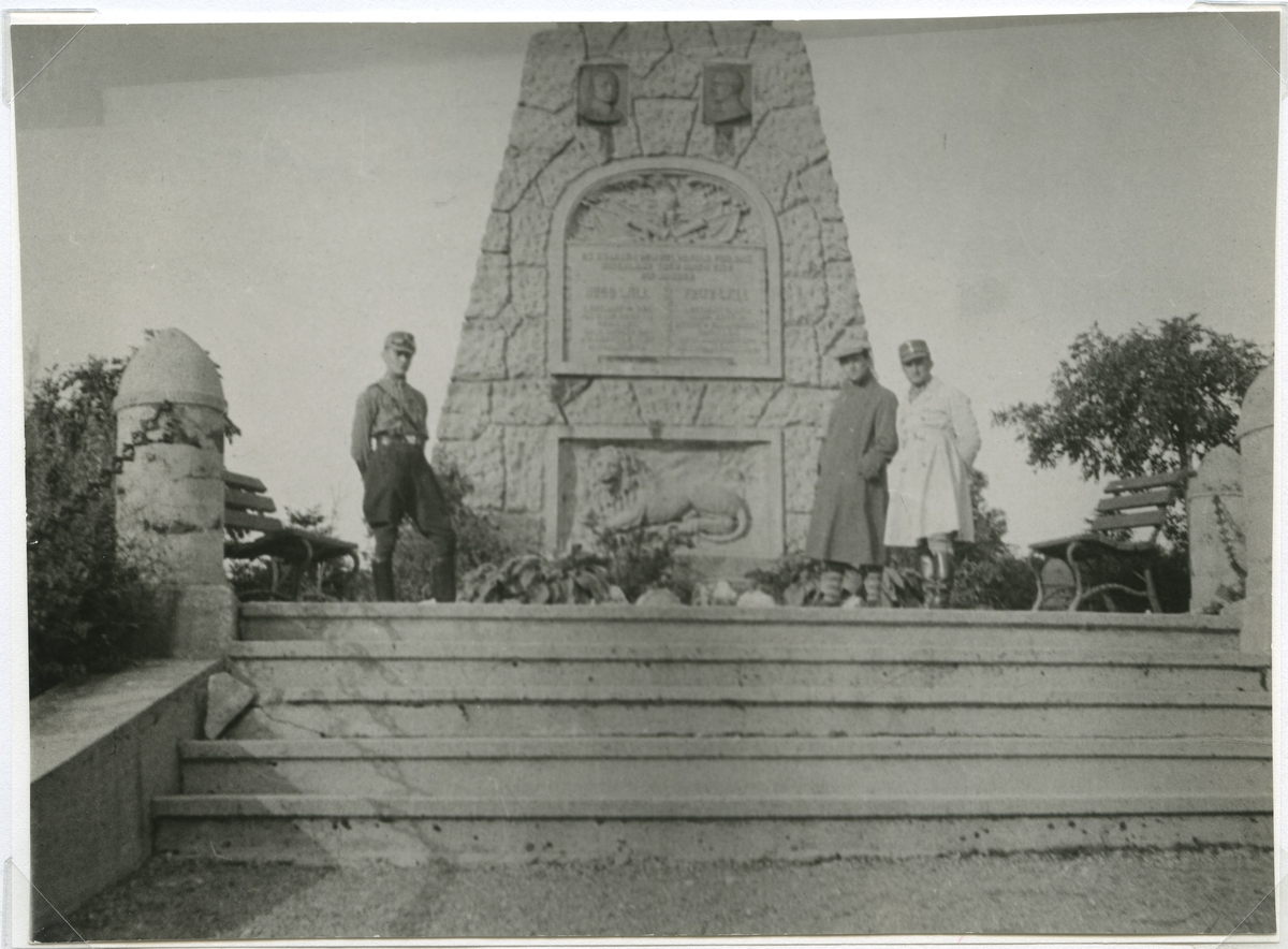 Hovfotograf Walter Olson, Kalmar, tillsammans med två tyska SA-män vid ett monument nära Sommerbachskopf i Tyskland.