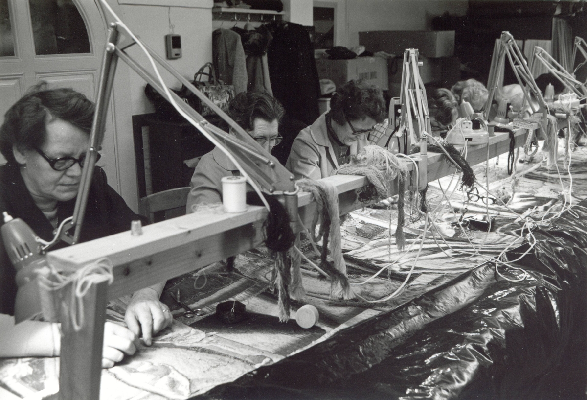 Personal från Kalmar läns museum som arbetar med gobelängkonservering med gobelängvävstolar i Villa Skansen.