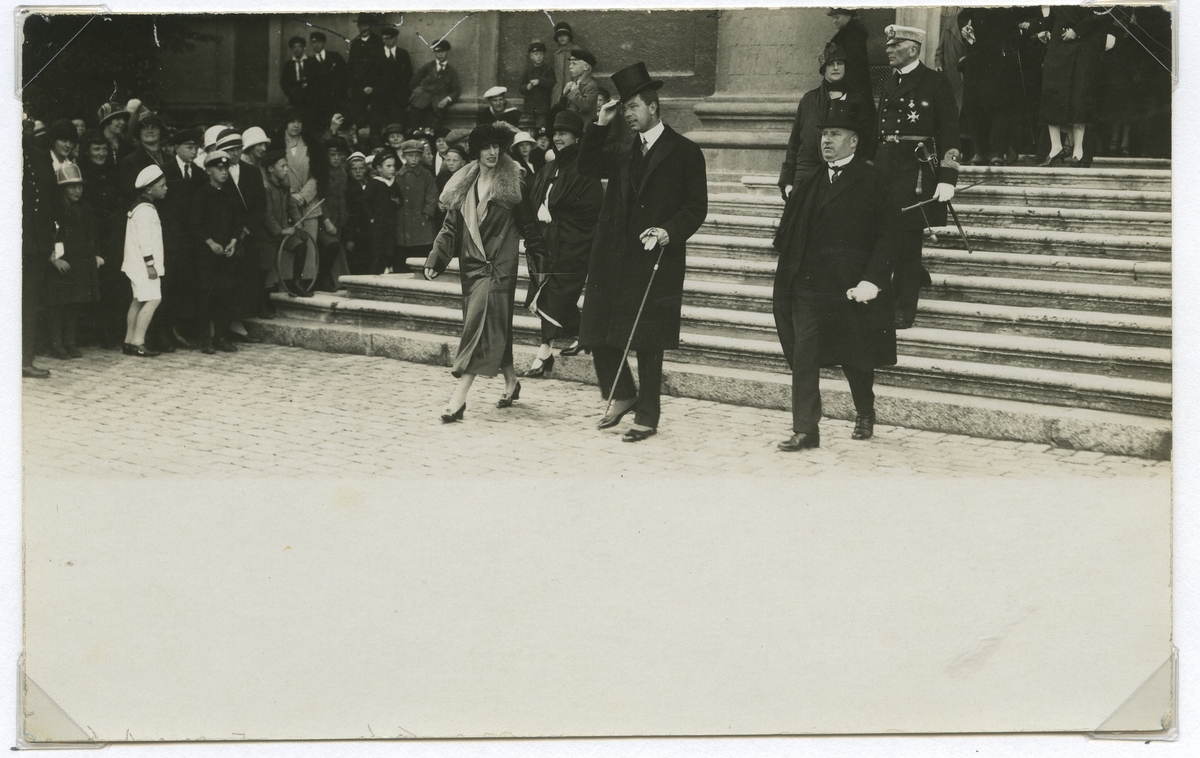 Gustaf (VI) Adolf och Louise Mountbatten som kronprinspar på väg ut från Trefaldighetskyrkan i Karlskrona.
