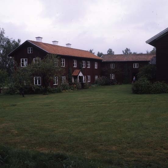 Gården Kristofers sedd från söder. Till vänster gammelbyggningen med sina tre höga vita skorstenar.