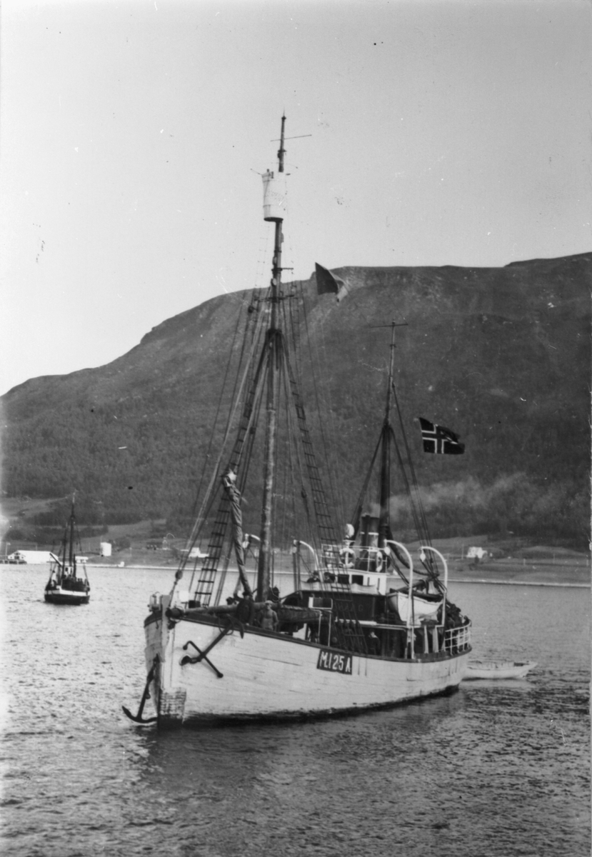 Sälfångstfartyget Bratvaag från Aalesund, som stod under befäl av skepparen Peder Eliasen, fann fyndet av Andrrée-expeditionen kvarlevor.