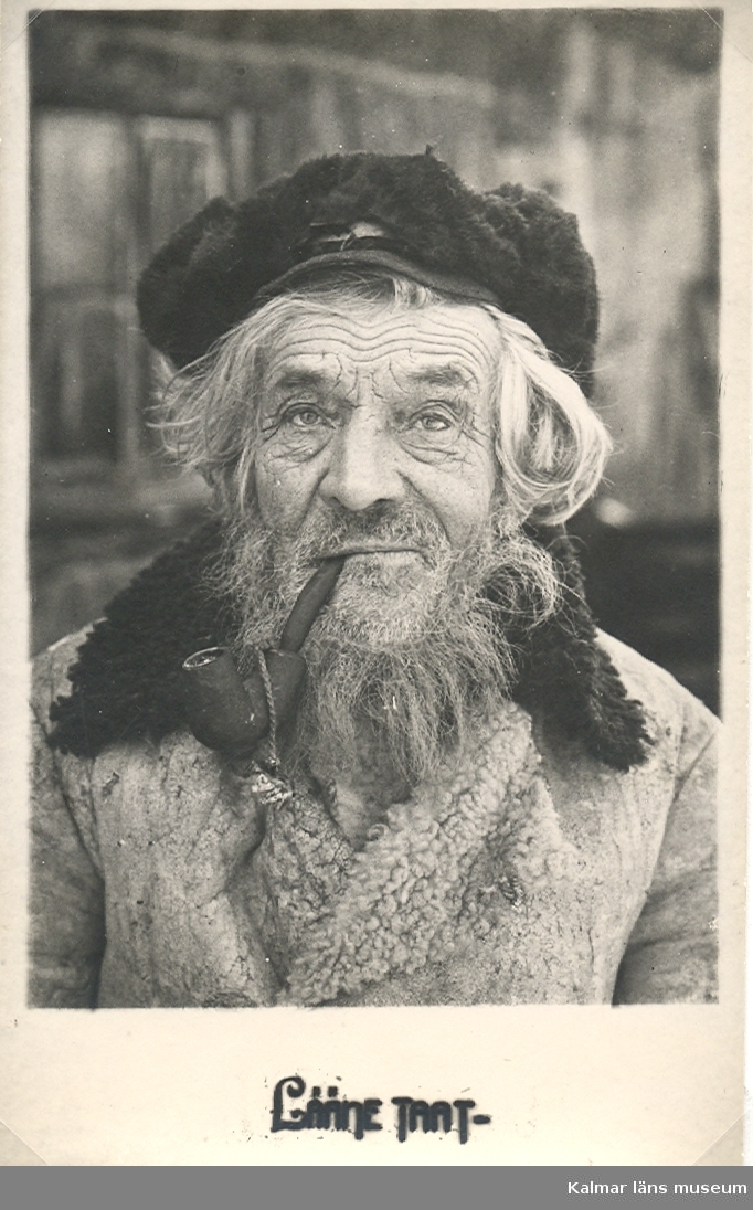 Porträtt av en gammal man från Estland  i fårskinnsjacka och med pipa.