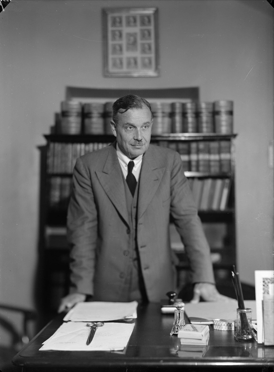 Man vid skrivbord, Uppsala 1937