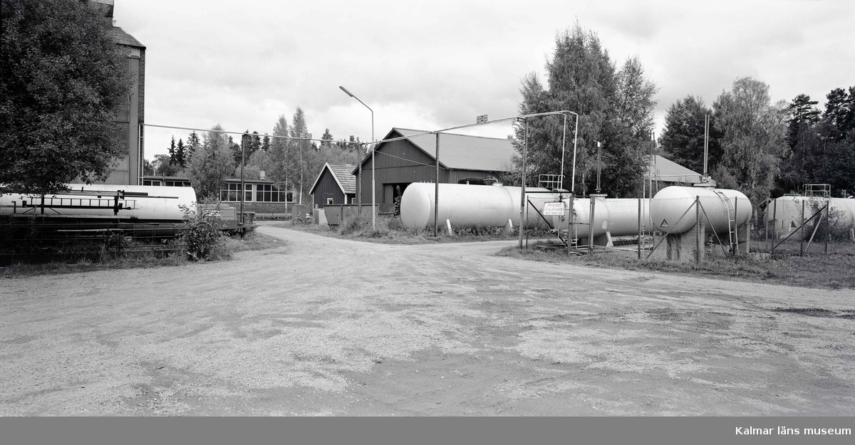 Vy med glasbruket ock gasoltankar till höger.
Foto: den 28/9 1989