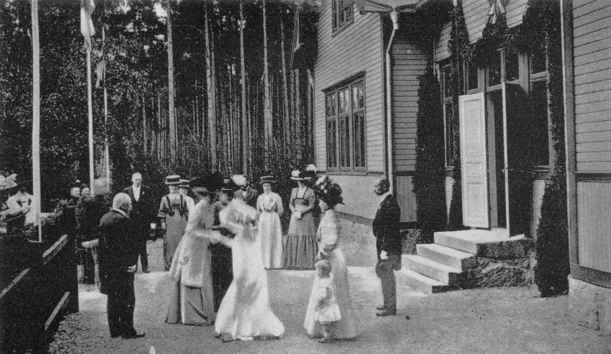 H.M. Drottning Victorias besök vid Hemslöjdsutställningen i Nybro 1910.