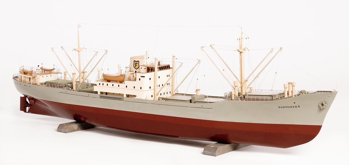 Fartygsmodell av lastfartyget M/S GUDMUNDRÅ.