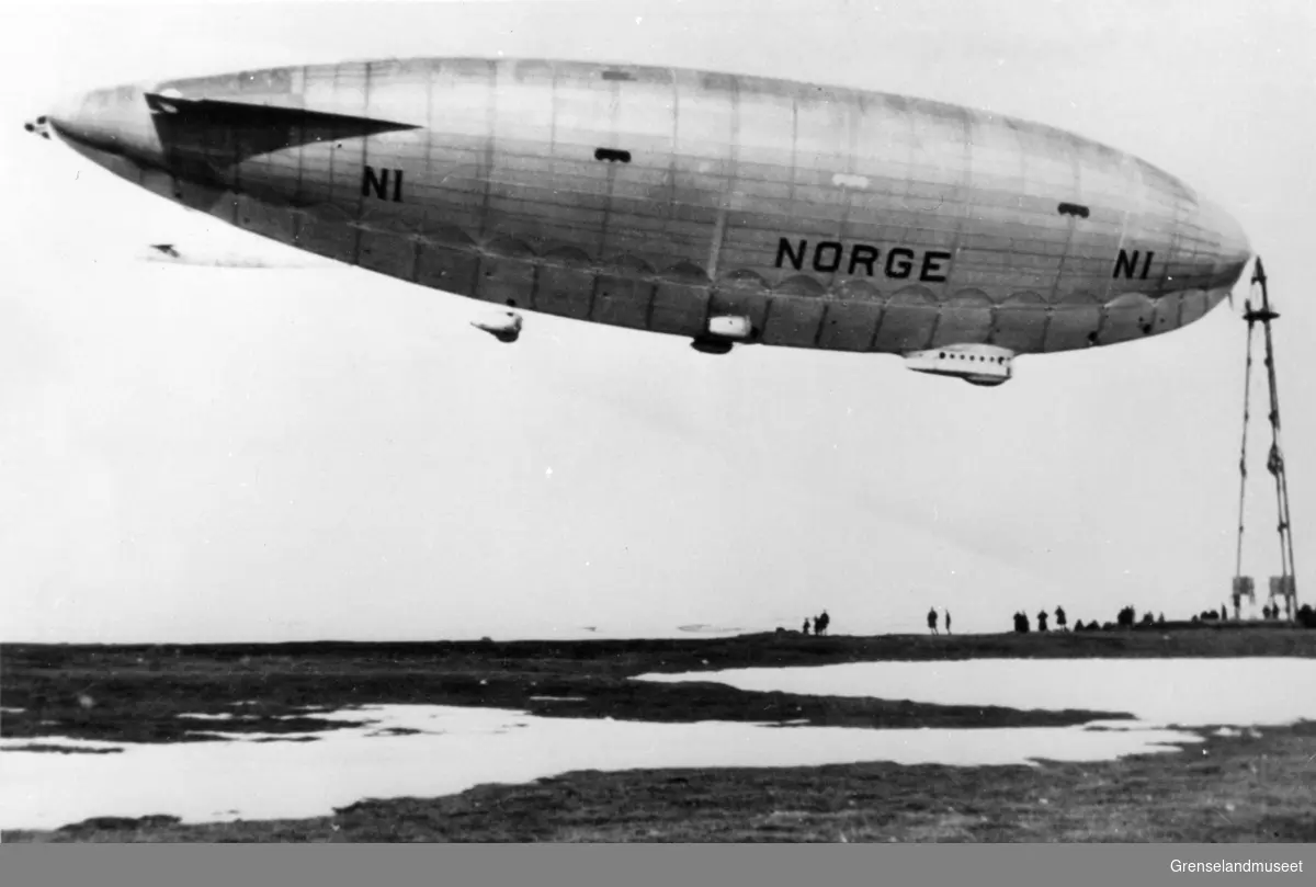 Luftskipet "Norge" ved fortøyningsmasta i Vadsø 6. mai 1926.