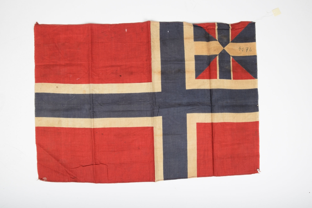Flagg fra unionstiden mellom Norge og Sverige. I det ene hjørnet er et mindre innlemmet flagg, som er en kombinasjon av det norske og det svenske flagget.