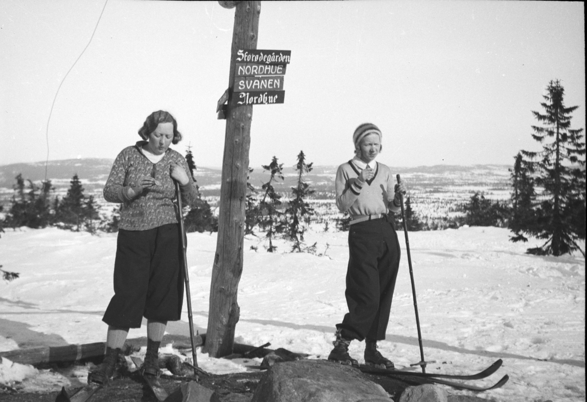 Vangsåsen, skiløpere, skitur, to kvinner i skiantrekk, løypeskille ...