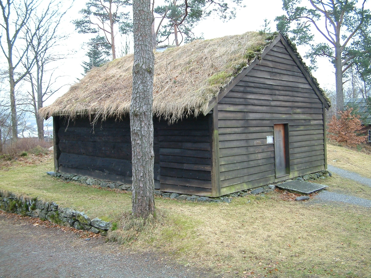 Røykstove, jordgolv, åre og ljoreopning.