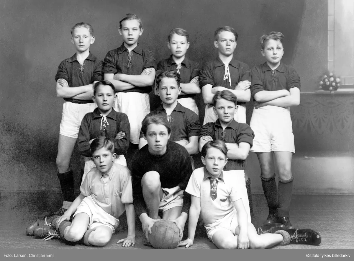 Sarpsborg Fotballklubb  - guttefotballag i 1946. (SFK)

Første rad fra venstre: 1. "Funkis"  Hansen, 2. Bjørn Jenseg (det står Jensegg på fotokort men det må være feil)
Resten av guttene er ukjente.