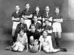 Sarpsborg Fotballklubb  - guttefotballag i 1946. (SFK)

Fø