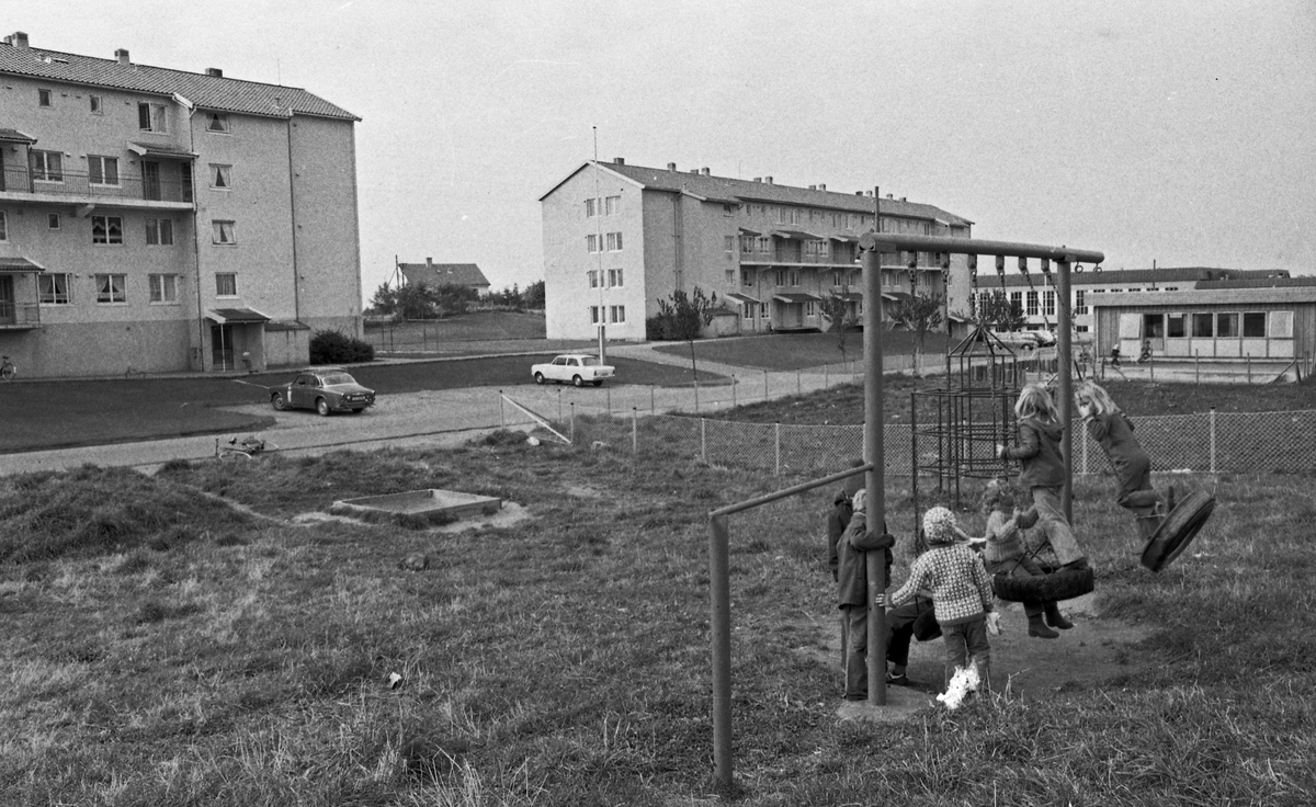 Veiarbeid i Karmsundsgaten. Motiv fra krysset med Djupaskarsveien og sør ved Meieriblokkene. Barn i lek ved blokkene.
