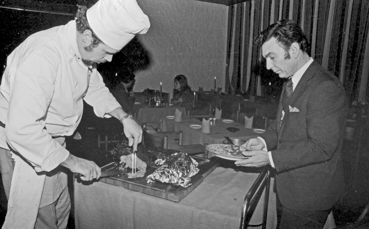 Mange smilende personer foran inngangspartiet på Park Hotel - tidligere Touring Motor Hotell. Kjøkkensjefen viser fram dessertutvalget. Kjøkkensjefen serverer middag for fornøyde gjester.