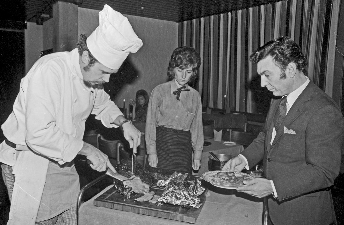 Mange smilende personer foran inngangspartiet på Park Hotel - tidligere Touring Motor Hotell. Kjøkkensjefen viser fram dessertutvalget. Kjøkkensjefen serverer middag for fornøyde gjester.