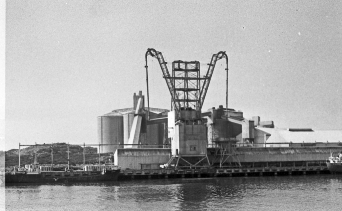 Hydro, Karmøy Fabrikker sett fra sjøsiden. Strømskinner. Kaianlegget. Høye Varde.