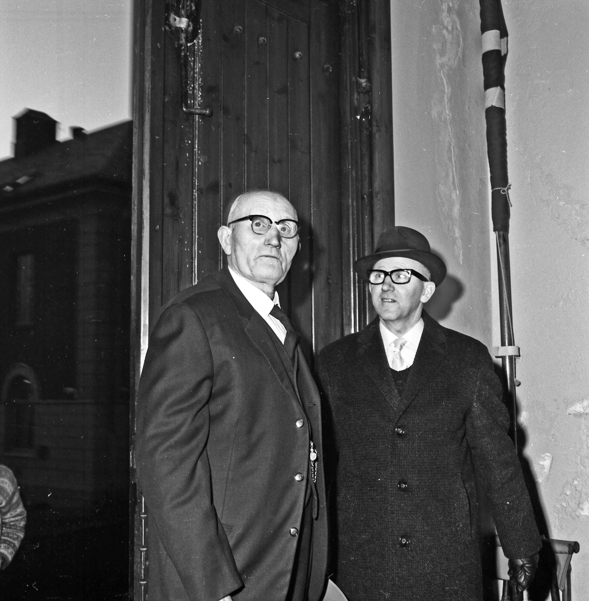 Bryllup. Presten og brudeparet. Før og etter bryllupet. - bestiller Ole Kobbeltvedt c/o Erl. Eike