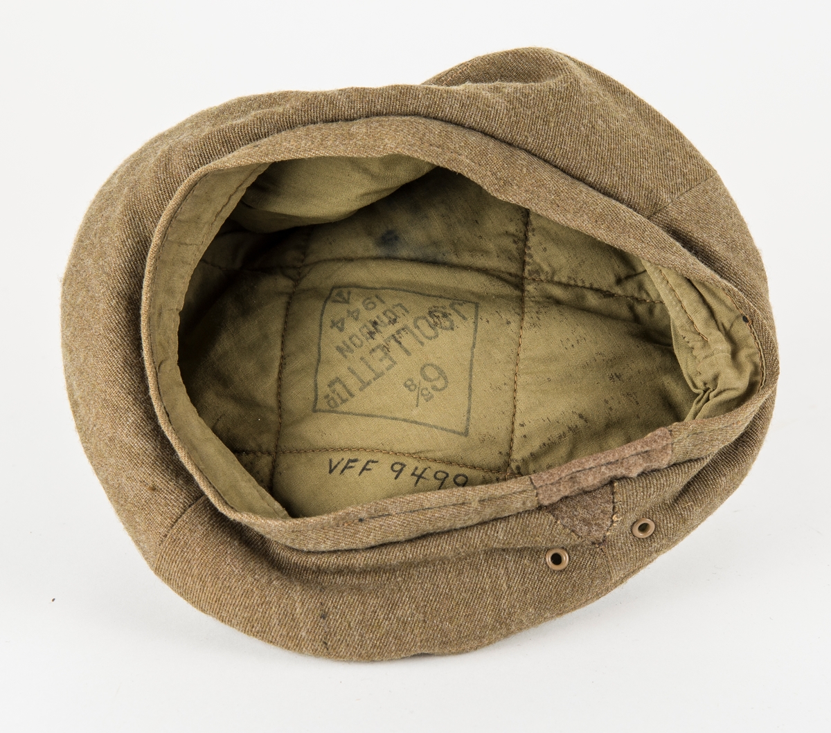 Militærlue, "Beret" i brun-grønt ulltøy. Vattert inni med grønt bomullsstøy og merka med J. Collett Ltd. London 1944