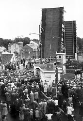 Kråkerøybrua i Fredrikstad, åpning i 1957. 
Malt på veggen 
