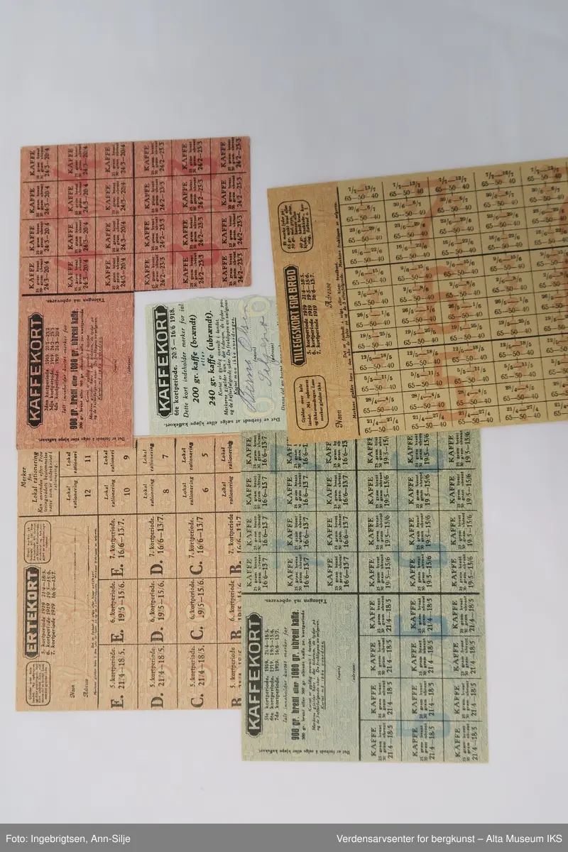 Konvolutt med mange rasjoneringskort. Det er kort for blant annet brød, erter, kaffe og sukker.