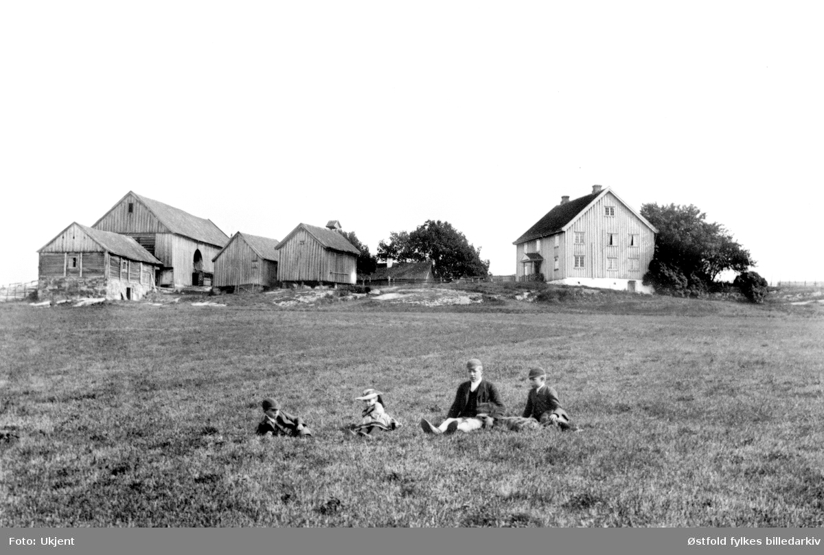 Våningshuset på gården Bråte vestre i Hobøl ca. 1880. 
Eier H.C. Bottolfsen. Foran husene fire barn - ukjente.