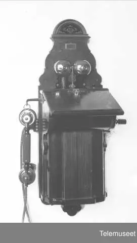 Telefon, magneto veggapparat i tre, klokke 400 ohm. Teak, insekttett ...