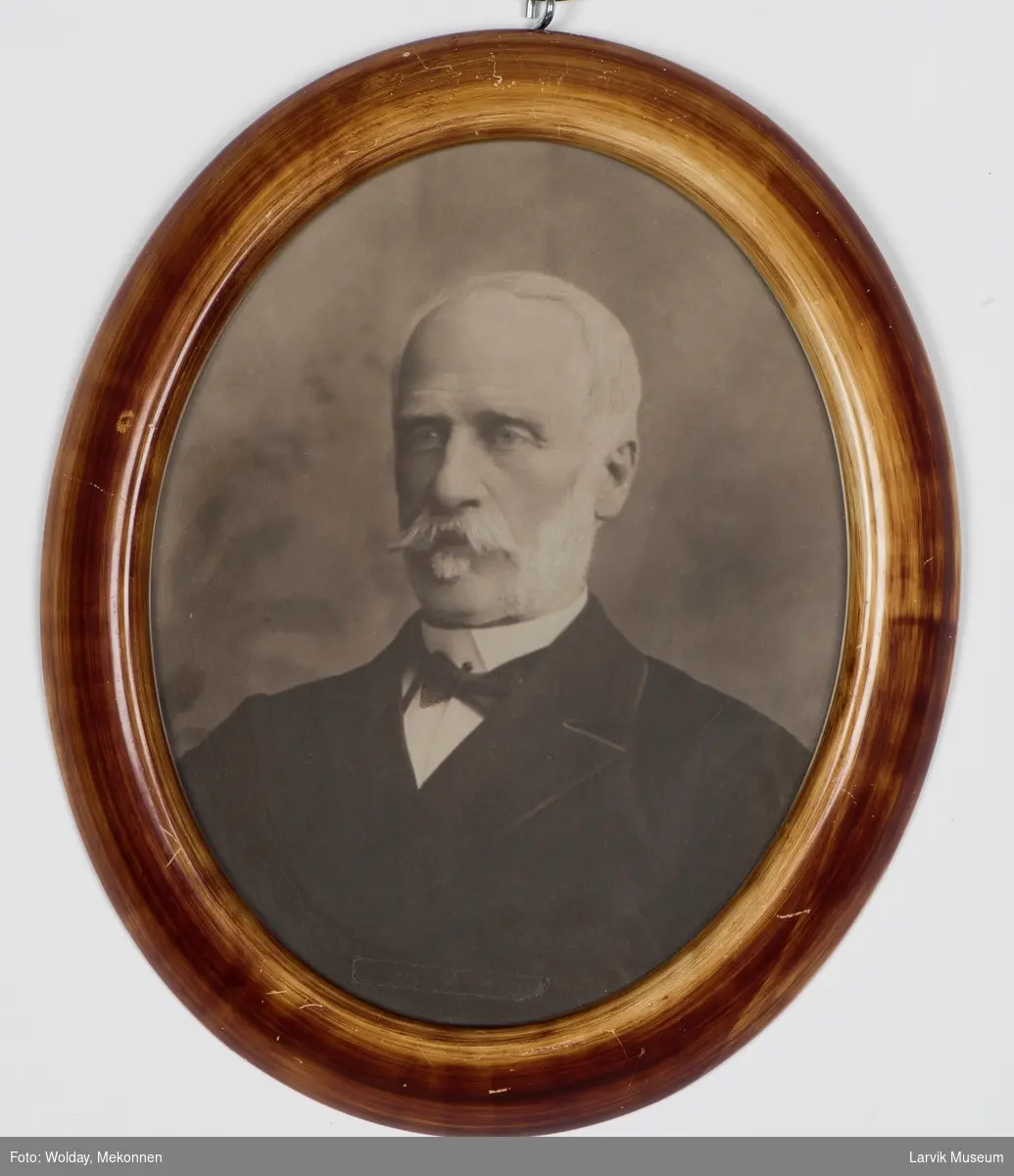 Henrik August Wetlesen, født 27. oktober 1824 - død 7. juli 1905. Overtoldbetjent i Larvik 17. mars 1883 - 3. august 1899.