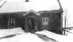 Anton Espenes (1863-1956) foran våningshuset på Holene 51/1,