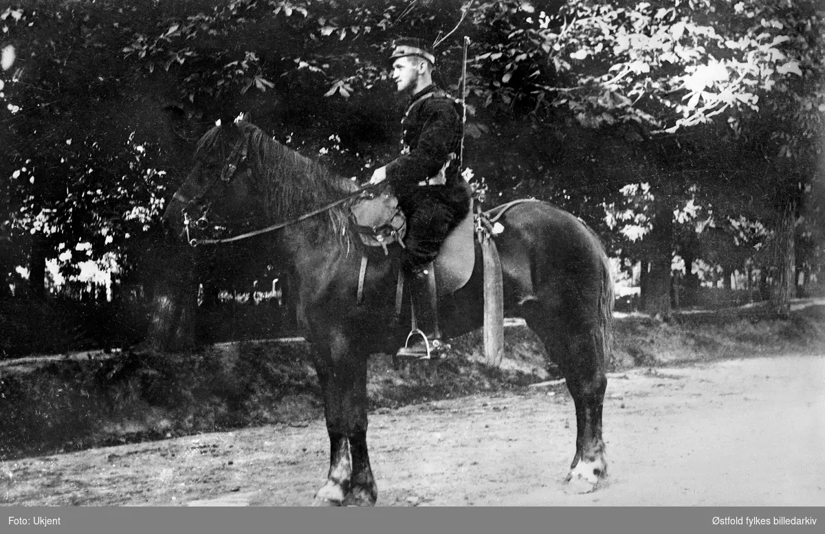 Hilmar Skipperud (1887-1962)  fra gården Kjos i Skiptvet til hest som artilleri-underoffiser, ca. 1920.