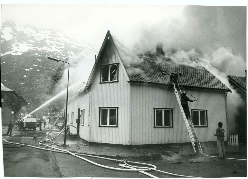Eksplosjonsartet bran i Petter Dassgt.8,Mosjøen (hos Rolf E. Sørensen) 11.juni 1976.