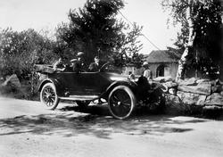 Reisefølge med fin bil utenfor Stensrød gård i Råde. Sjåfør 