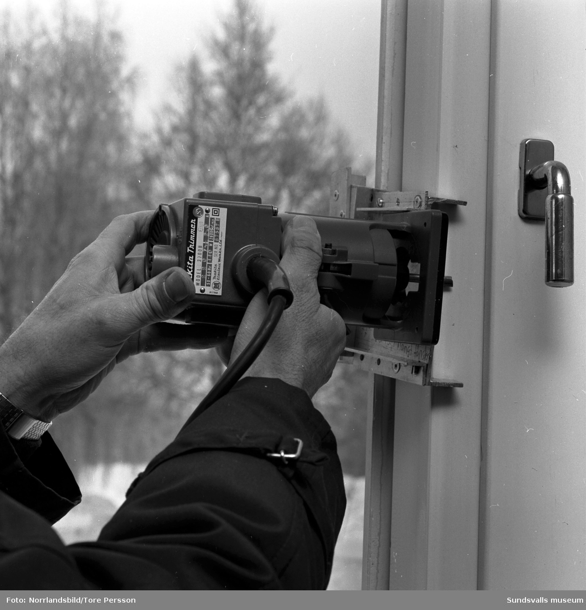 Rudolf Billstedt på Norrlandsfönster. Demonstration/dokumentation av låsanordning eller upphängning för fönster.