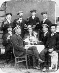 Gruppebilde, menn i lystig lag