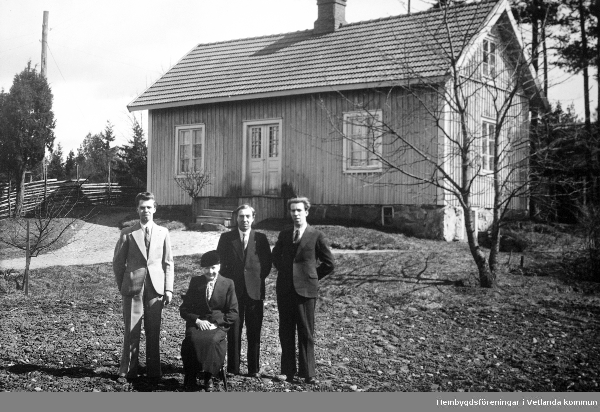Mor och söner framför Blomsholm i Simnatorp.
Ståendes från vänster: Tomas, Edvin och Paul. Framför dem sitter deras mor Anna.