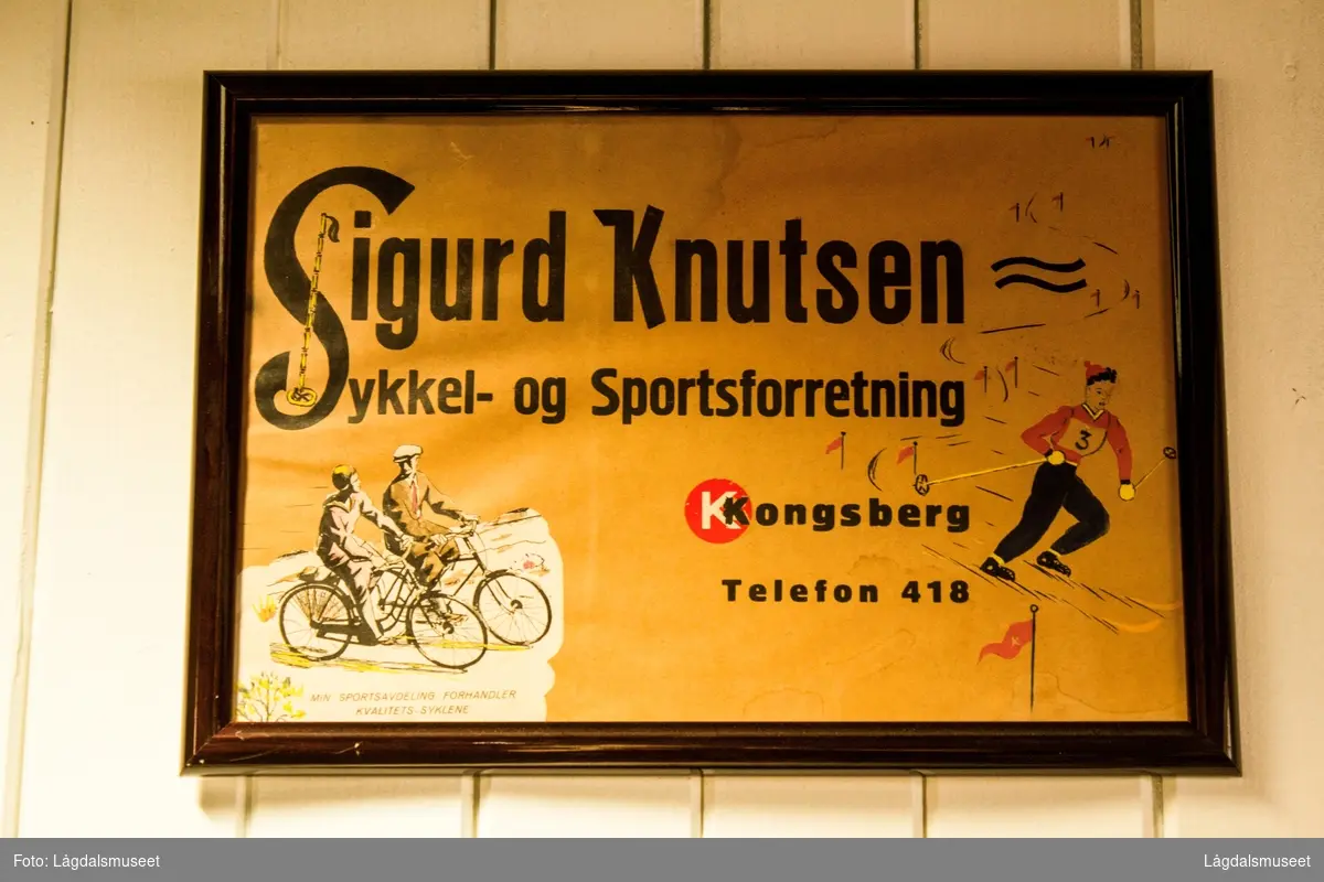 En innrammet reklameplakat som viser bedriftens navn og enkle illustrasjoner av ulike idrettsgrener.