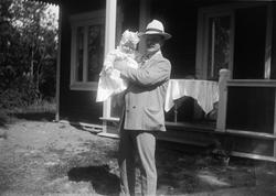 Ferdinand Elster med barn på armen.
