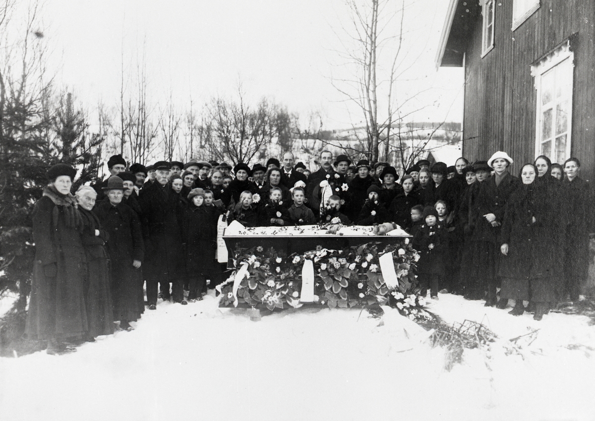 Andreas Kornelius Gjæver Jonsens begravelse i Lamarka på Sortland 1924.