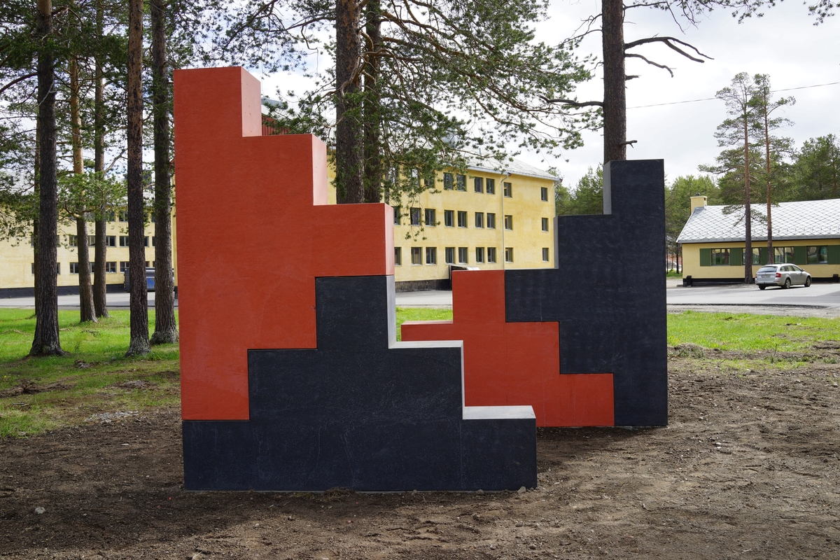 Fire elementer i betong med innstøpt pigment satt sammen til to frittstående skulpturer, og som kan både brukes til trening og å sitte på.